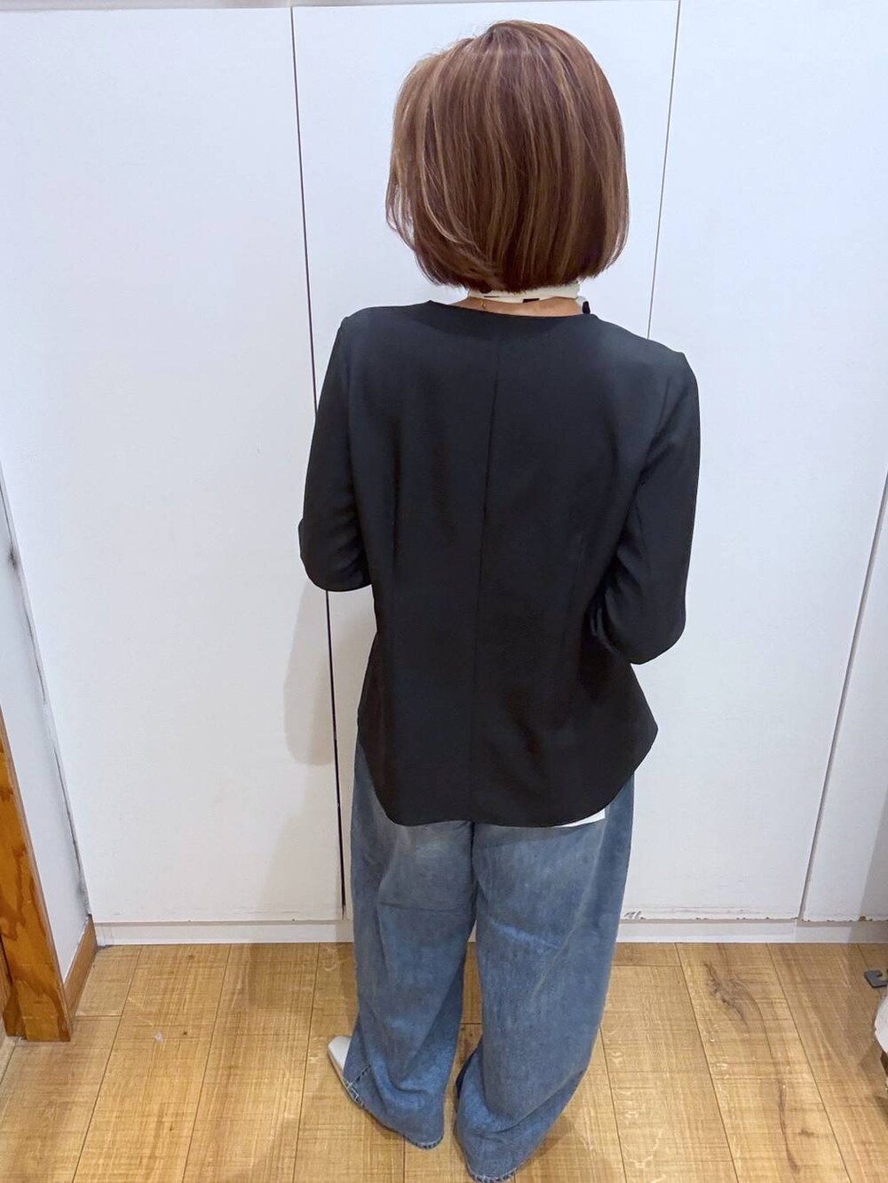ブラック系のキャミソール、シルバー系のパンプス、グレー系のカーディガン/ボレロを着用したレディースの春コーディネートの6枚目の写真
