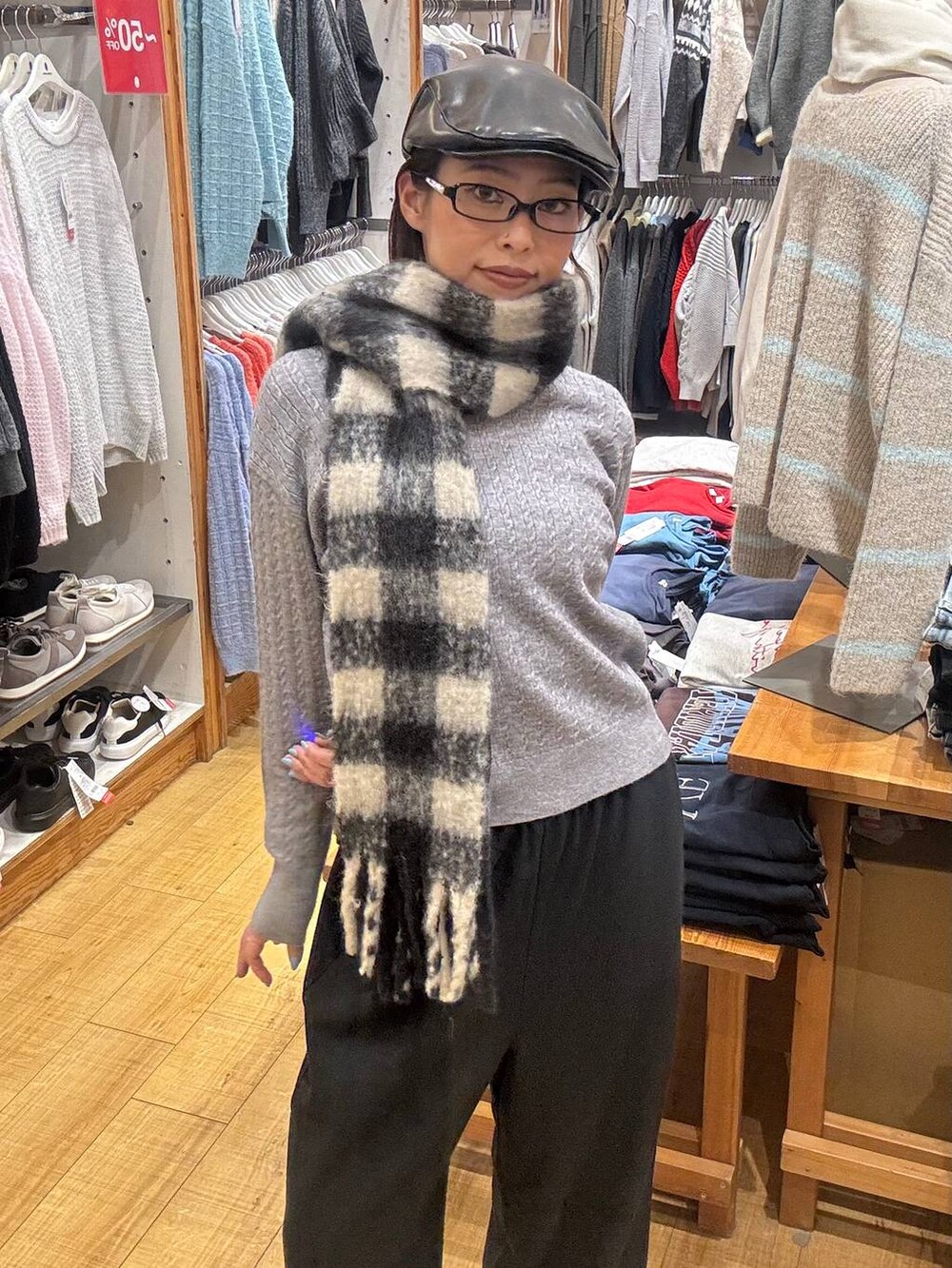 ブラック系のその他パンツ、グレー系のニット/セーター、ブラック系のマフラーを着用したレディースの冬コーディネートの4枚目の写真