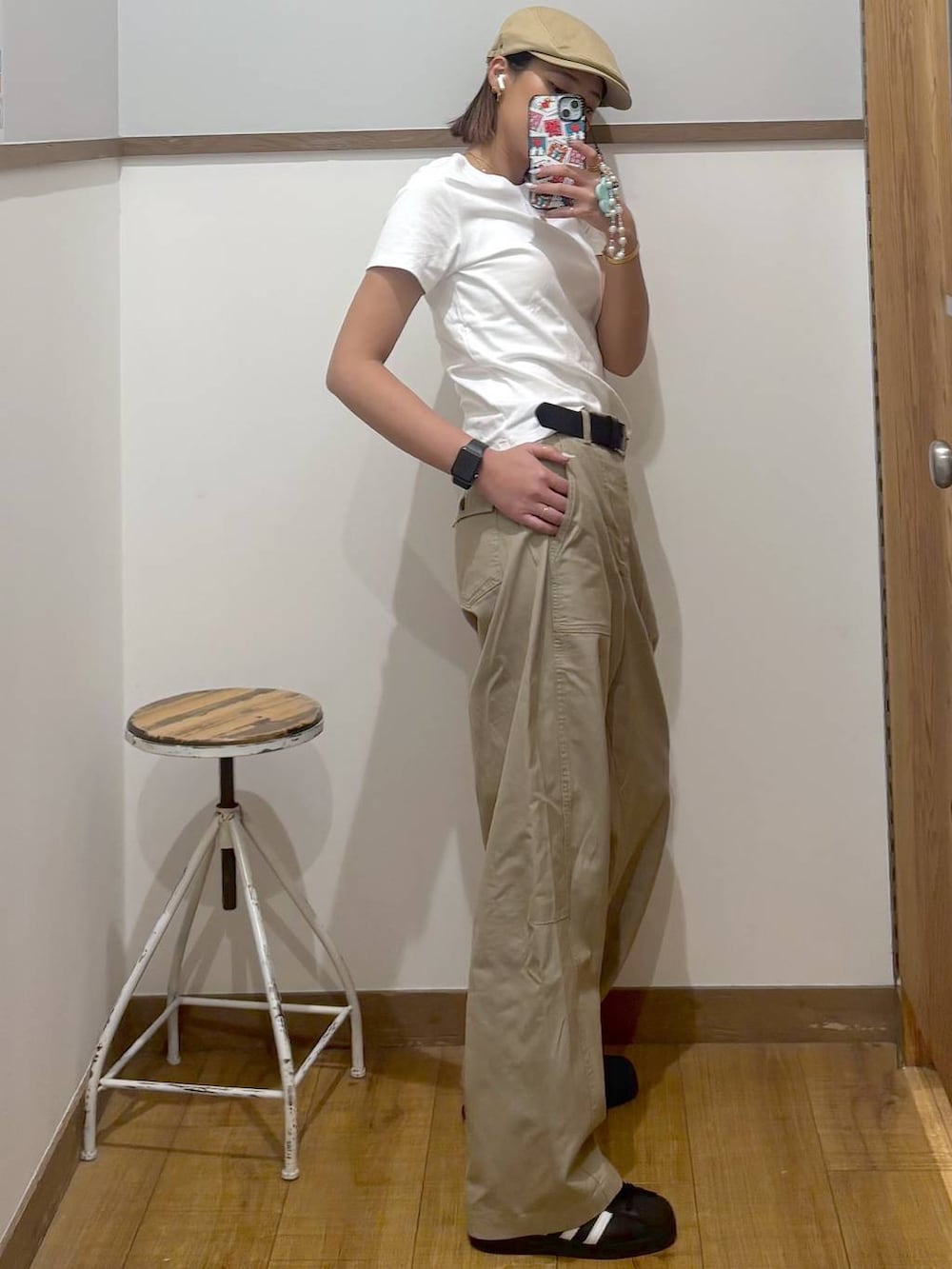 ブラウン系のその他パンツ、ブラック系のTシャツ/カットソーを着用したレディースの春コーディネートの3枚目の写真