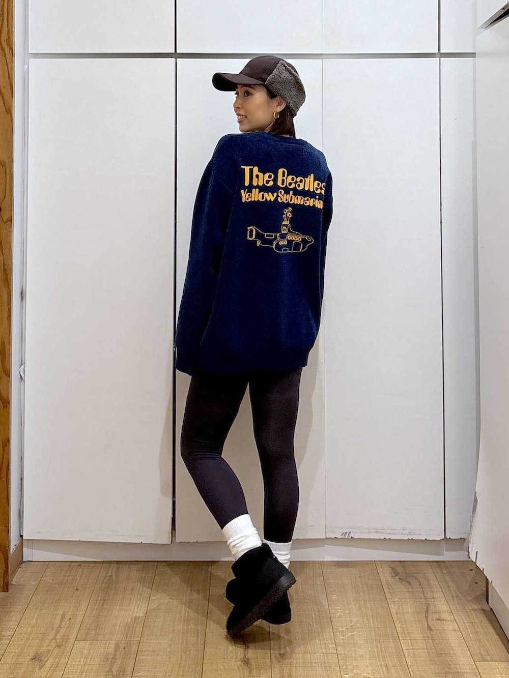 ブラック系のショルダーバッグ、ベージュ系のブルゾン、ホワイト系のTシャツ/カットソーを着用したレディースの冬コーディネートの6枚目の写真