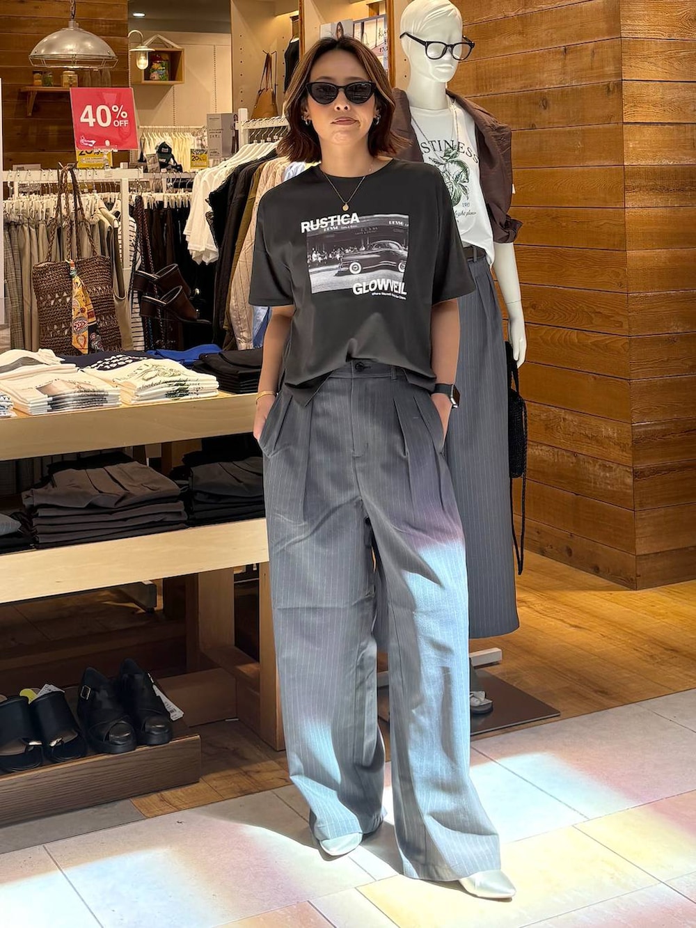 シルバー系のパンプス、グレー系のその他パンツ、グレー系のTシャツ/カットソーを着用したレディースの春コーディネートの3枚目の写真