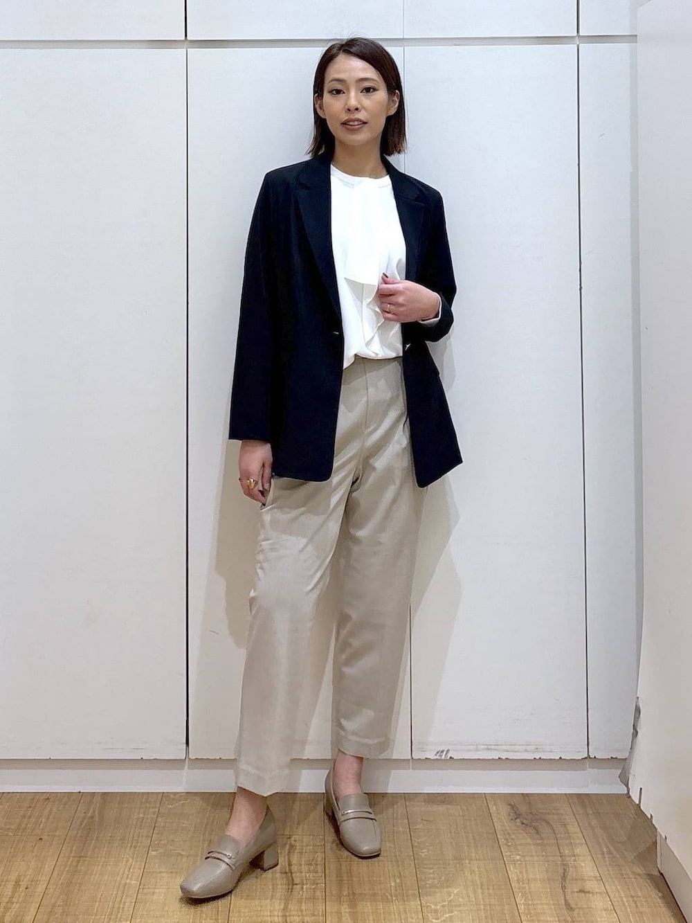 ベージュ系のローファー、ベージュ系のスラックス、ホワイト系のシャツ/ブラウスを着用したレディースの冬コーディネートの3枚目の写真