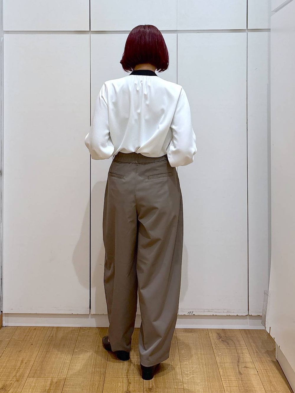 「ブラウス、体型カバー、GLOBAL WORK、トレンチコート、春コーデ、高見え、高身長、ママコーデ、骨格ストレート、着痩せ・細見え」|「GLOBAL WORKのお手入れらくらくパイピングブラウス/133611(シャツ/ブラウス、ホワイト系)」を使った、ココさん(レディース・165cm)の春コーディネートの8枚目の写真