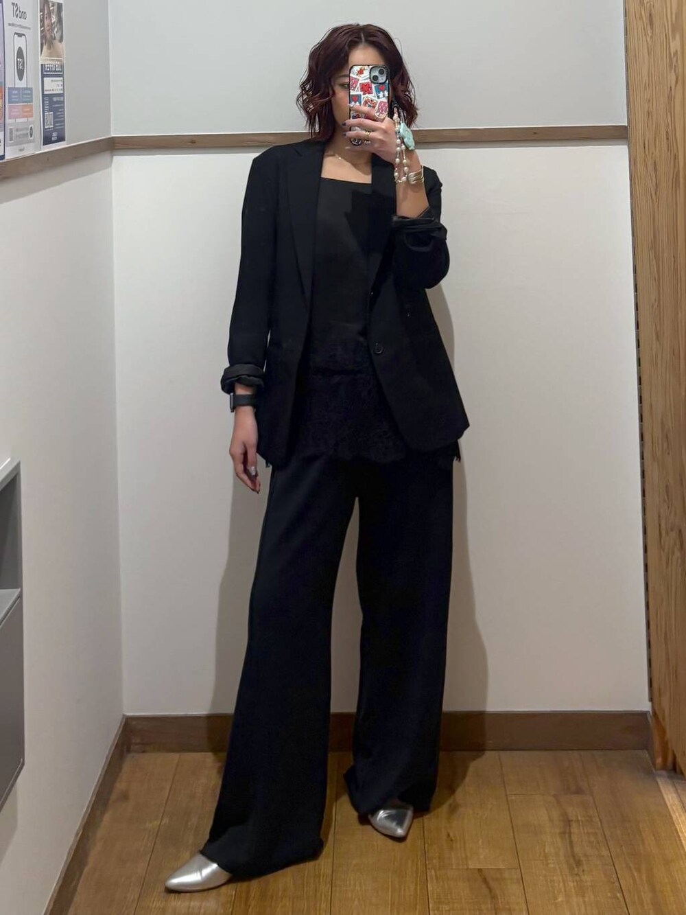 ブラック系のテーラードジャケット、ブラック系のスウェットパンツ、ブラック系のキャミソールを着用したレディースの春コーディネートの3枚目の写真