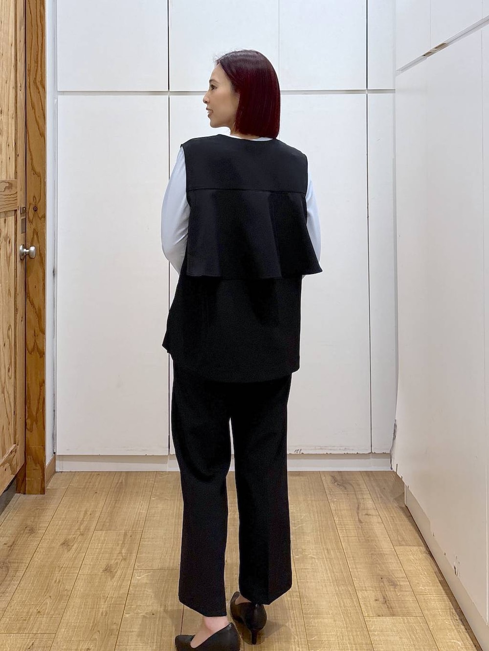 ブラック系のショルダーバッグ、ブラック系のパンプス、ブルー系のシャツ/ブラウスを着用したレディースの春コーディネートの8枚目の写真