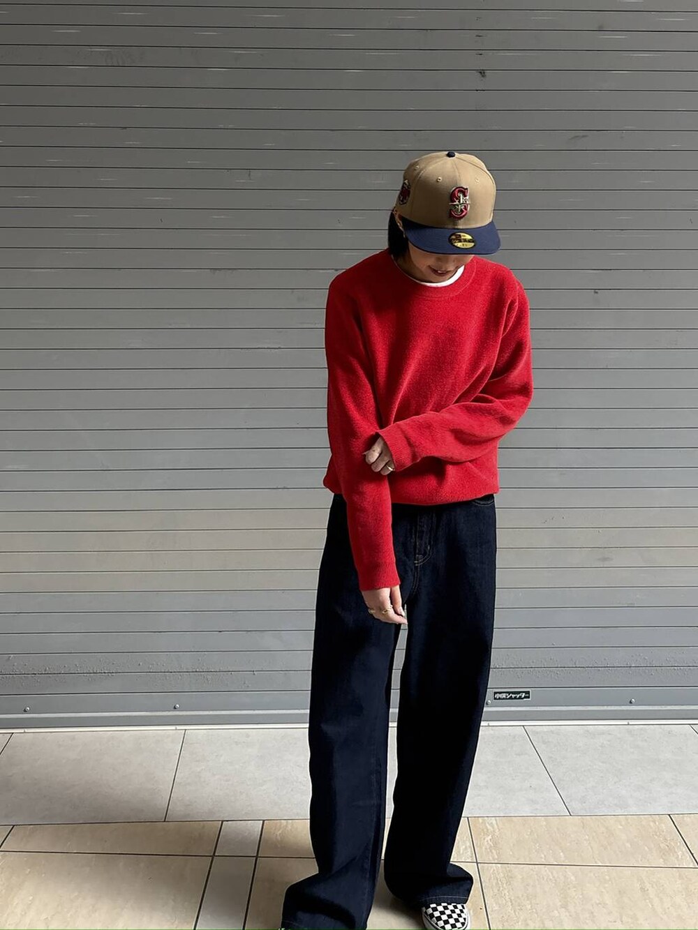 ブルー系のデニムパンツ、レッド系のニット/セーターを着用したレディースの秋コーディネートの6枚目の写真