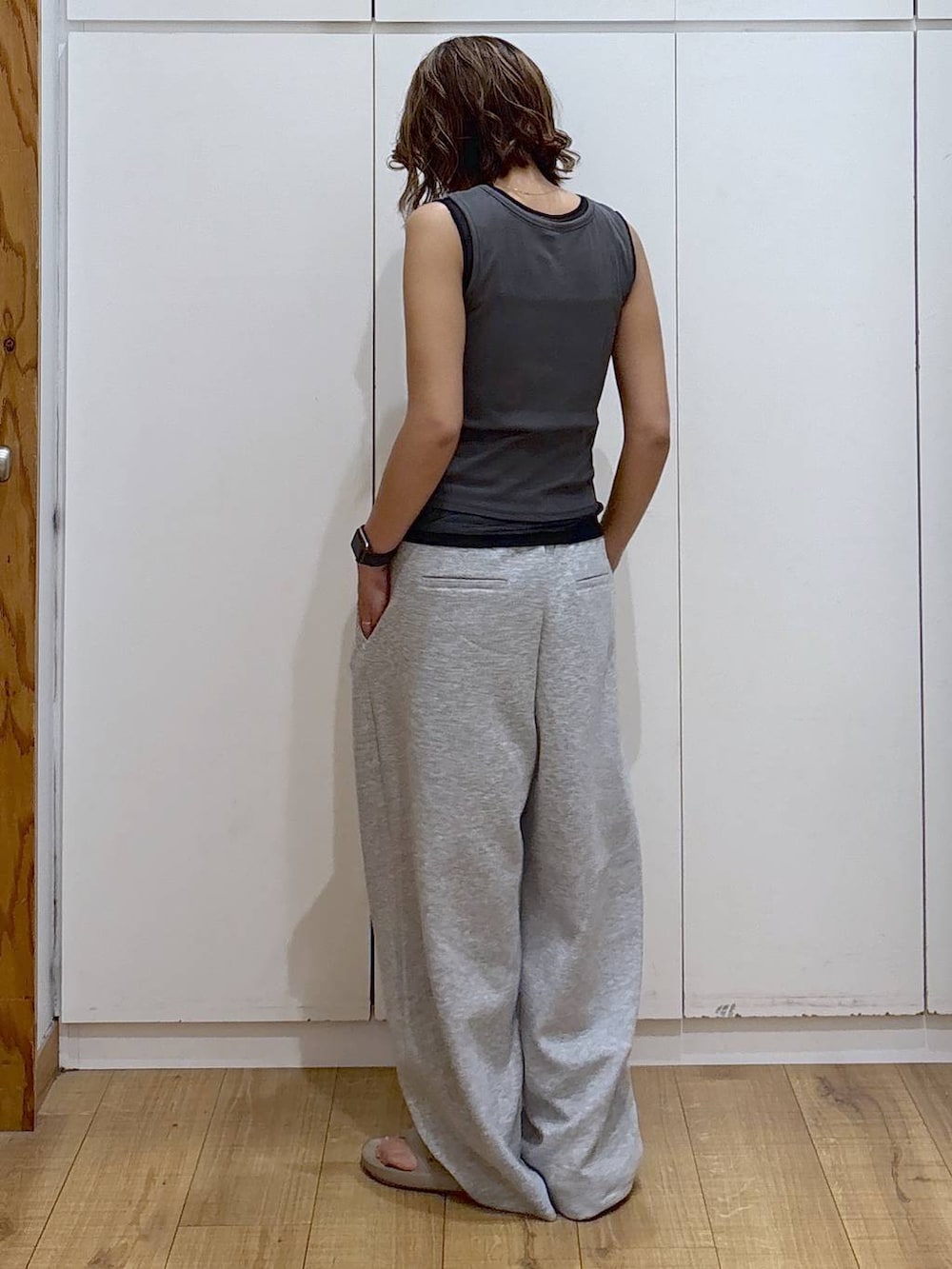 グレー系のその他パンツ、グレー系のTシャツ/カットソー、ベージュ系のサンダルを着用したレディースの夏コーディネートの6枚目の写真