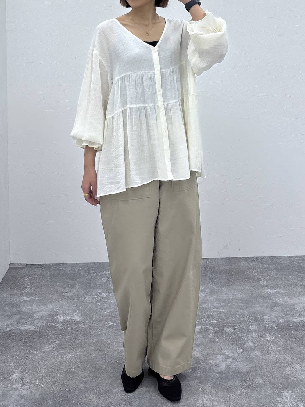 ブラック系のキャミソール、ベージュ系のその他パンツ、ブラック系のパンプスを着用したレディースの春コーディネートの5枚目の写真