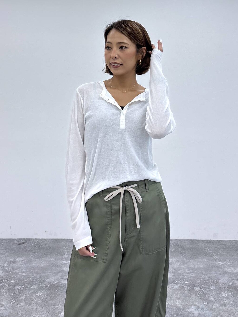 ホワイト系のTシャツ/カットソー、ブラック系のキャミソール、グリーン系のその他パンツを着用したレディースの夏コーディネートの5枚目の写真