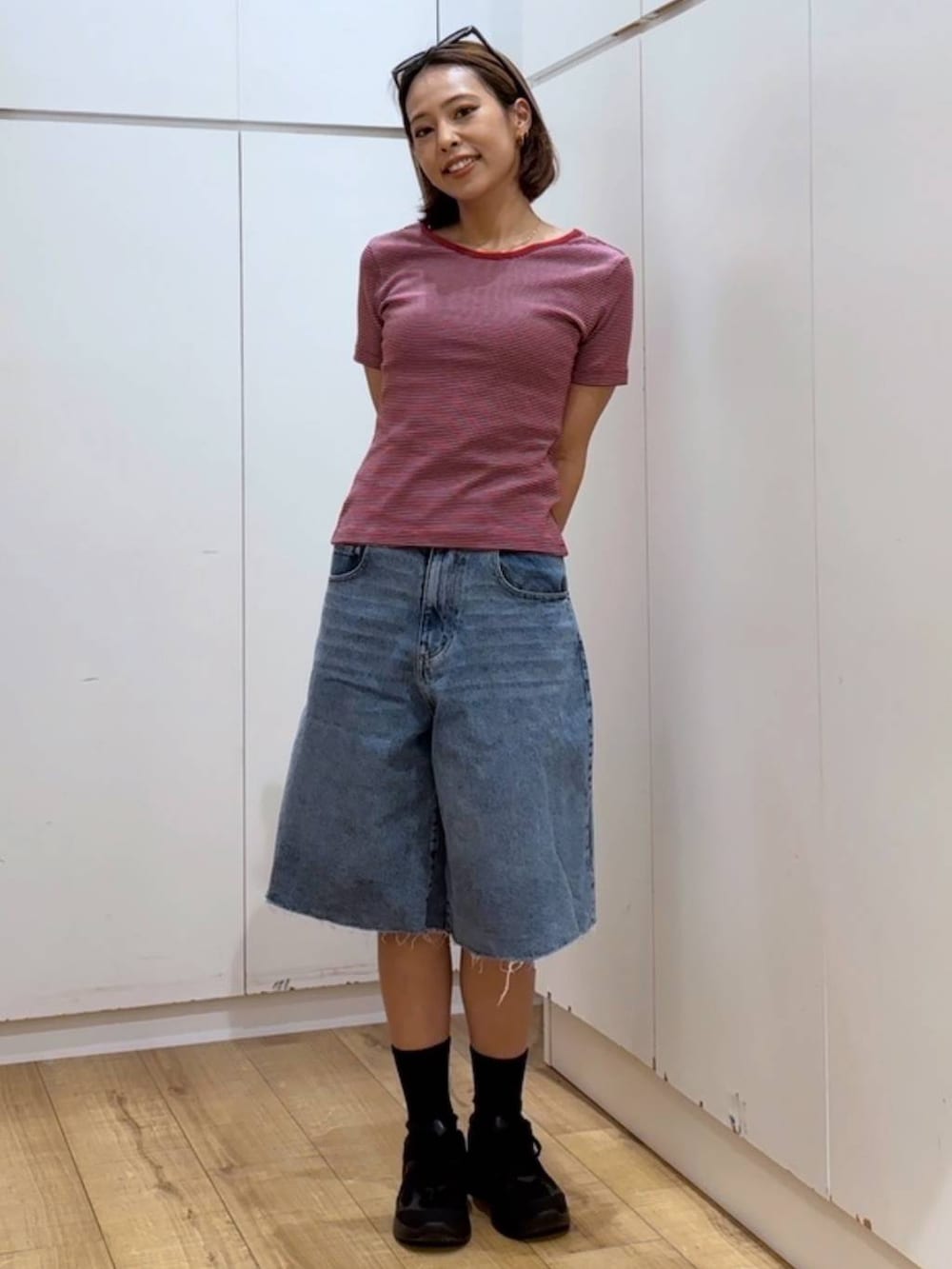 ブルー系のデニムパンツ、レッド系のTシャツ/カットソーを着用したレディースの春コーディネートの8枚目の写真