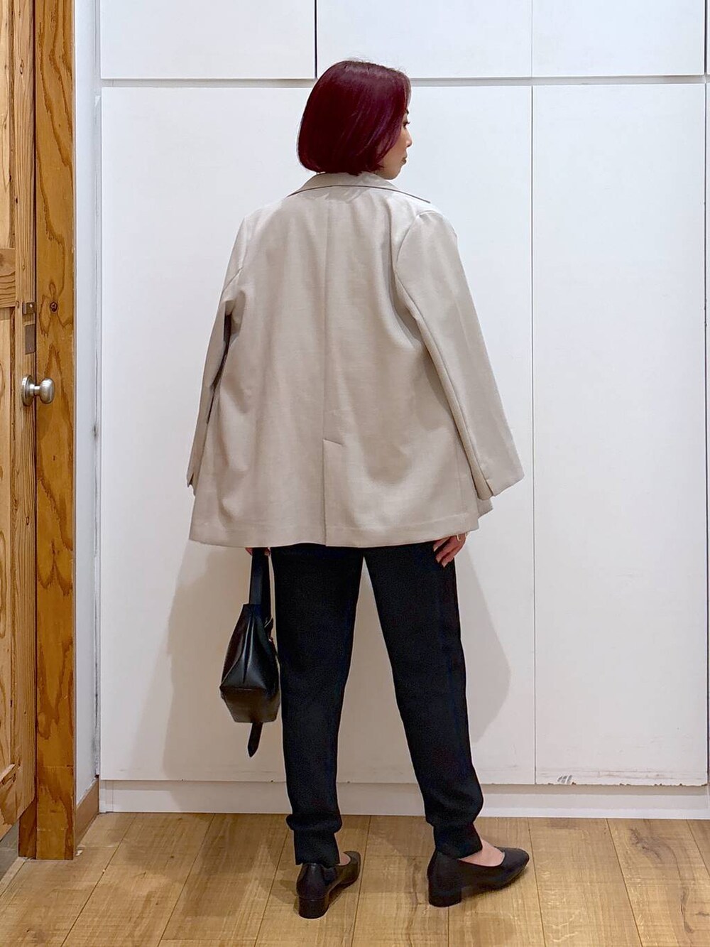 ホワイト系のシャツ/ブラウス、ブラック系のショルダーバッグ、ブラック系のその他パンツを着用したレディースの春コーディネートの4枚目の写真