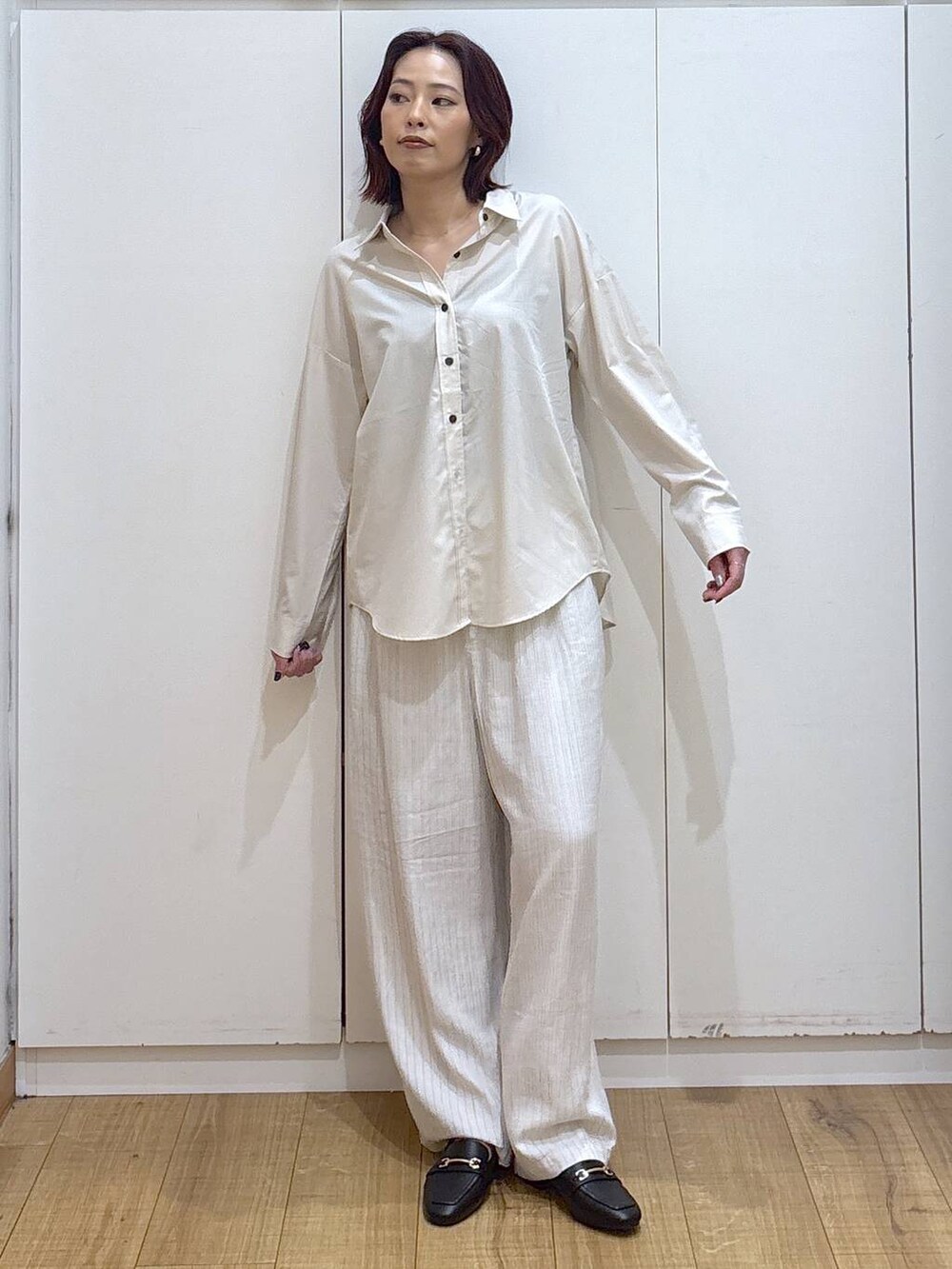 ブラック系のローファー、ベージュ系のシャツ/ブラウス、ベージュ系のその他パンツを着用したレディースの春コーディネートの3枚目の写真