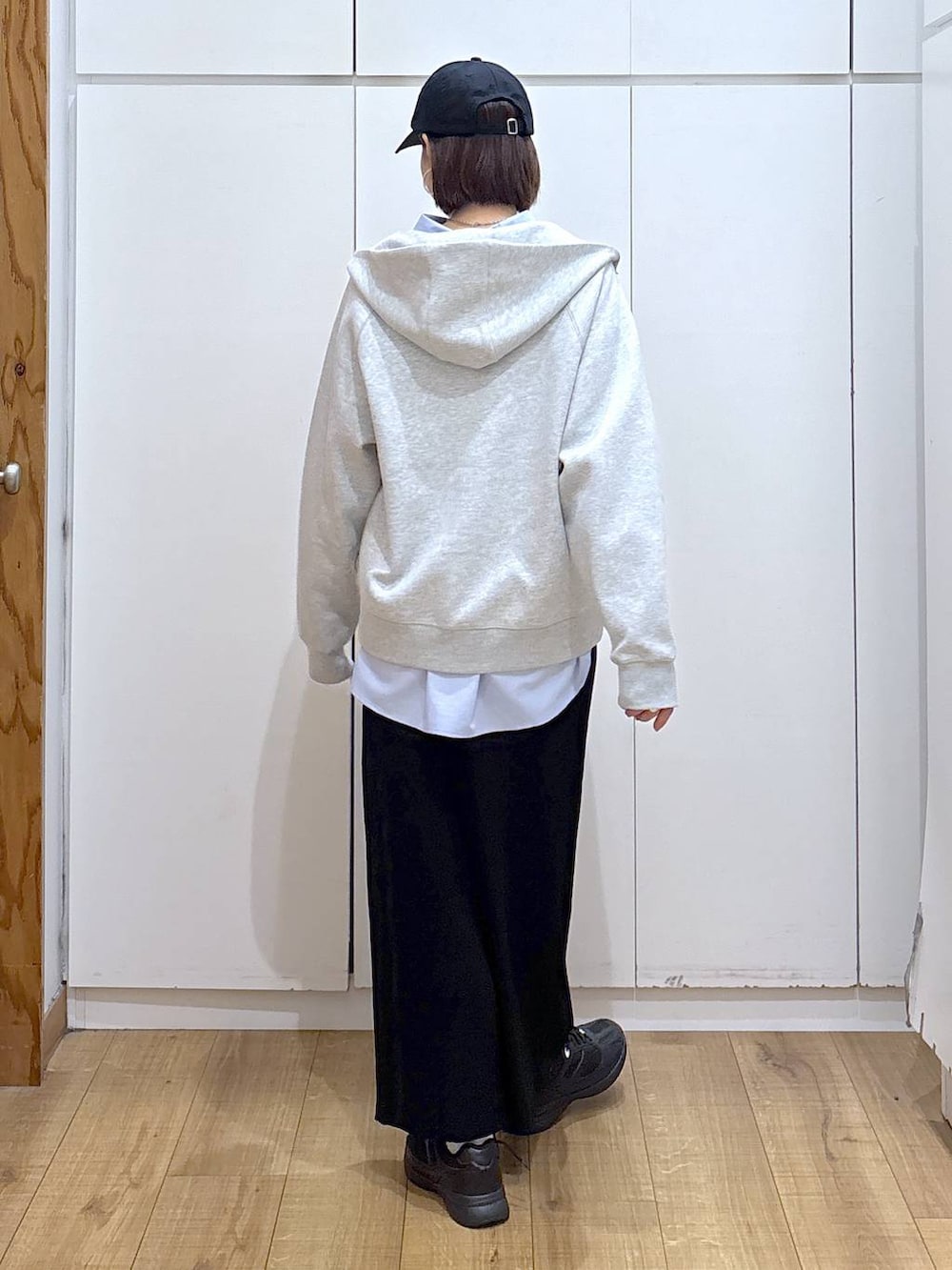 ブラック系のスニーカー、ブルー系のシャツ/ブラウス、ホワイト系のTシャツ/カットソーを着用したレディースの冬コーディネートの5枚目の写真