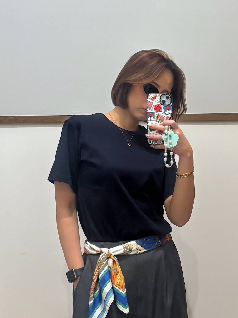 ブラック系のローファー、グレー系のその他パンツ、ブルー系のTシャツ/カットソーを着用したレディースの春コーディネートの2枚目の写真