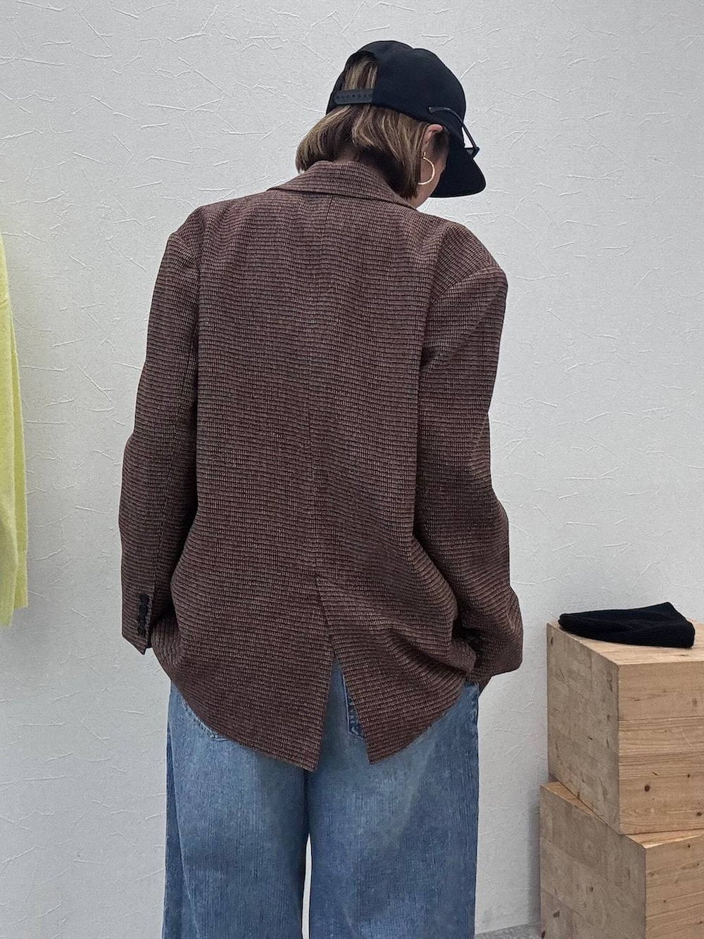 ブラウン系のローファー、ブラウン系のテーラードジャケット、ブラック系のTシャツ/カットソーを着用したレディースの秋コーディネートの7枚目の写真