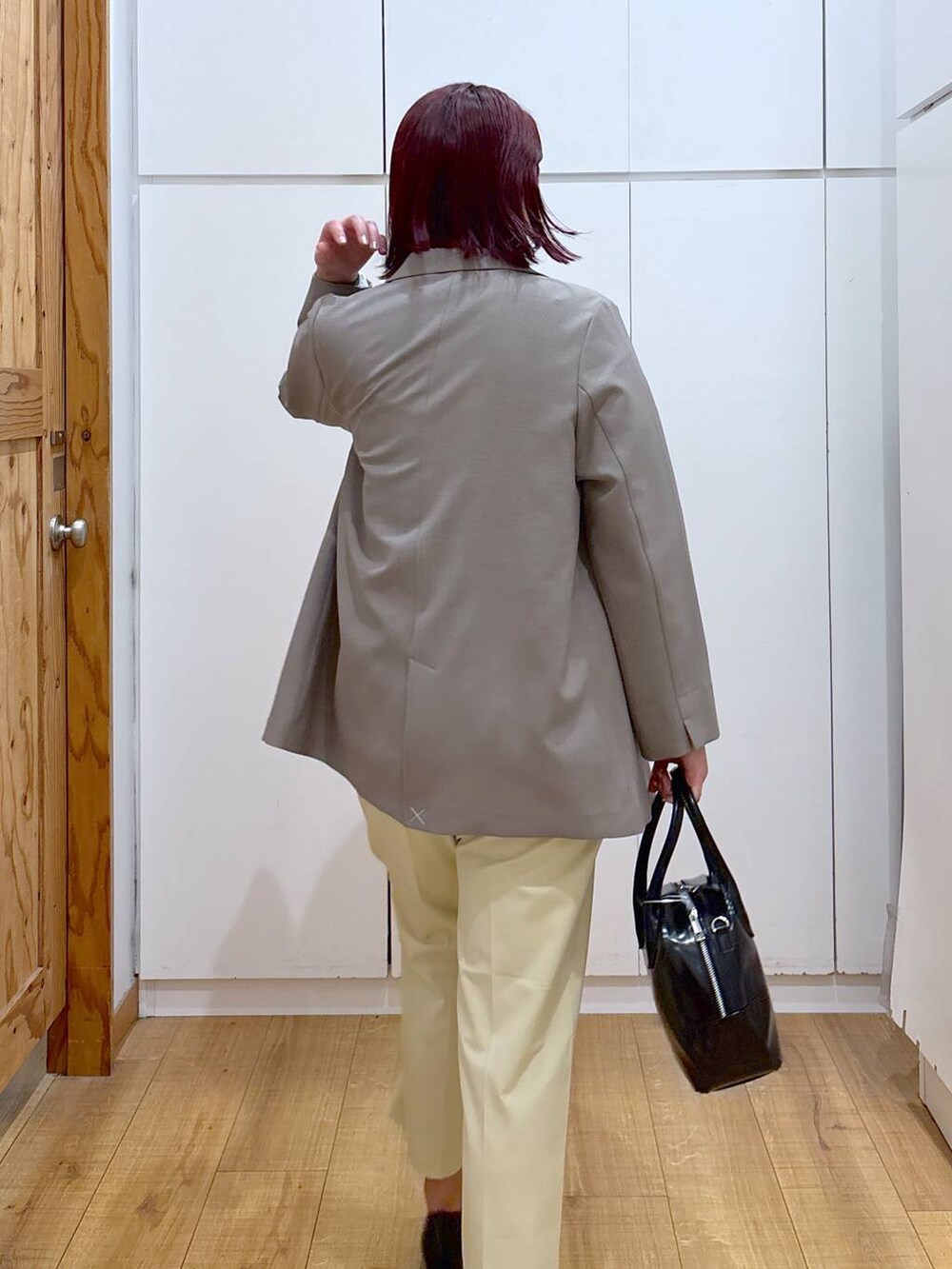 イエロー系のその他パンツ、ブラック系のボストンバッグ、ブラック系のニット/セーターを着用したレディースの春コーディネートの4枚目の写真