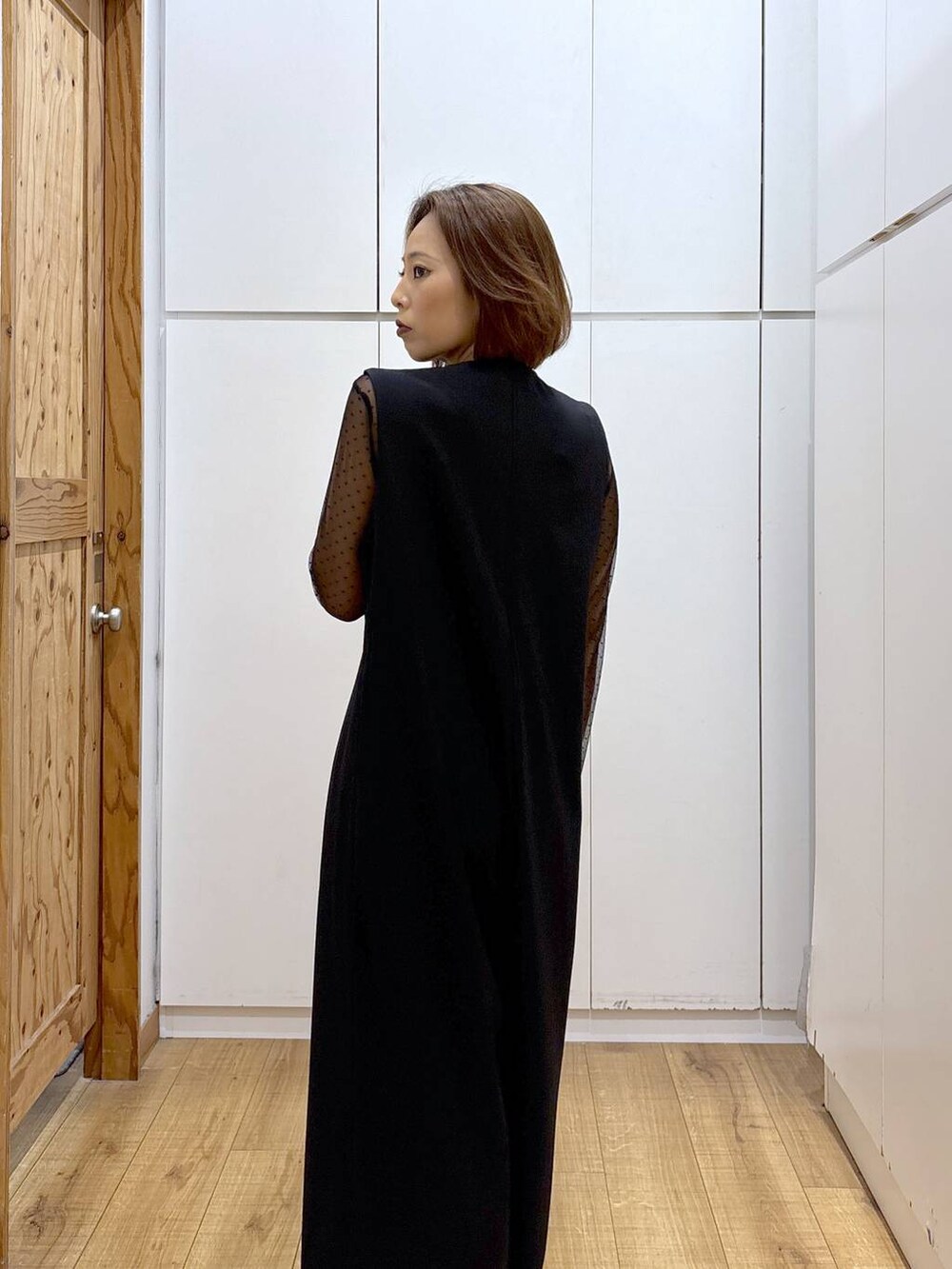 ブラック系のTシャツ/カットソー、ブラック系のブーツ、ブラック系のつなぎ/オールインワンを着用したレディースの秋コーディネートの6枚目の写真