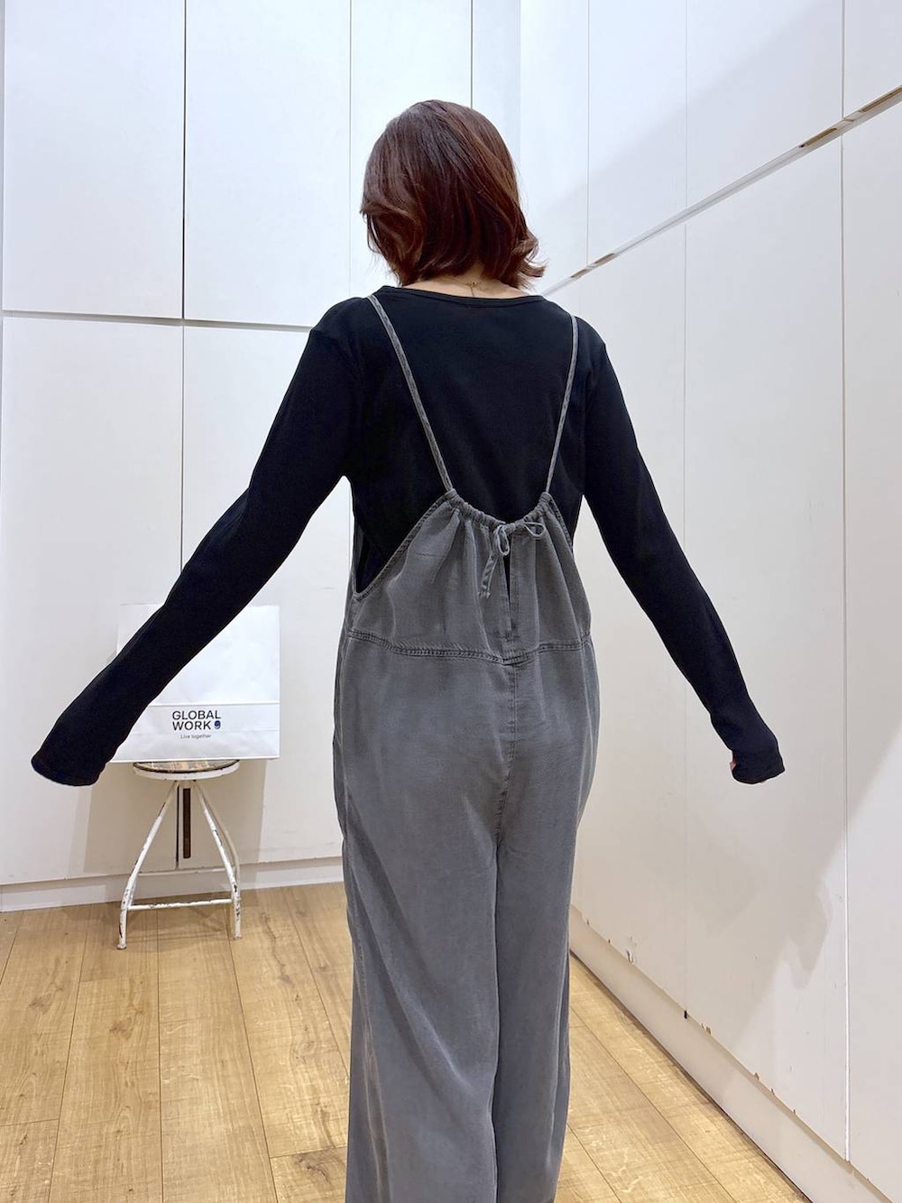 ブラック系のサロペット/オーバーオール、ゴールド系のネックレスを着用したレディースの春コーディネートの8枚目の写真