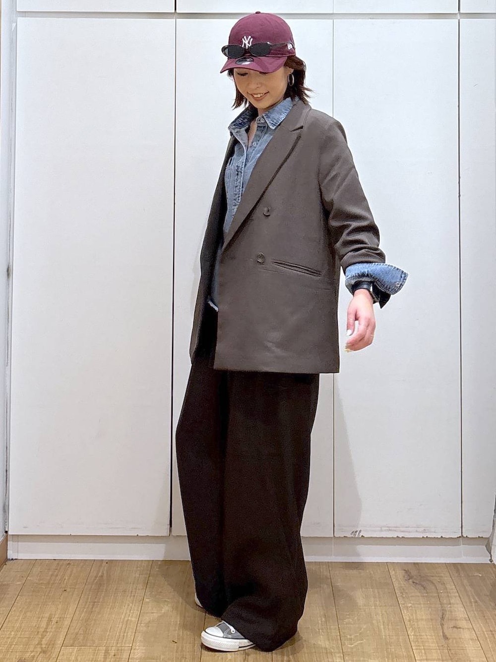 ブラウン系のテーラードジャケット、ブルー系のシャツ/ブラウス、ブラウン系のその他パンツを着用したレディースの春コーディネートの4枚目の写真