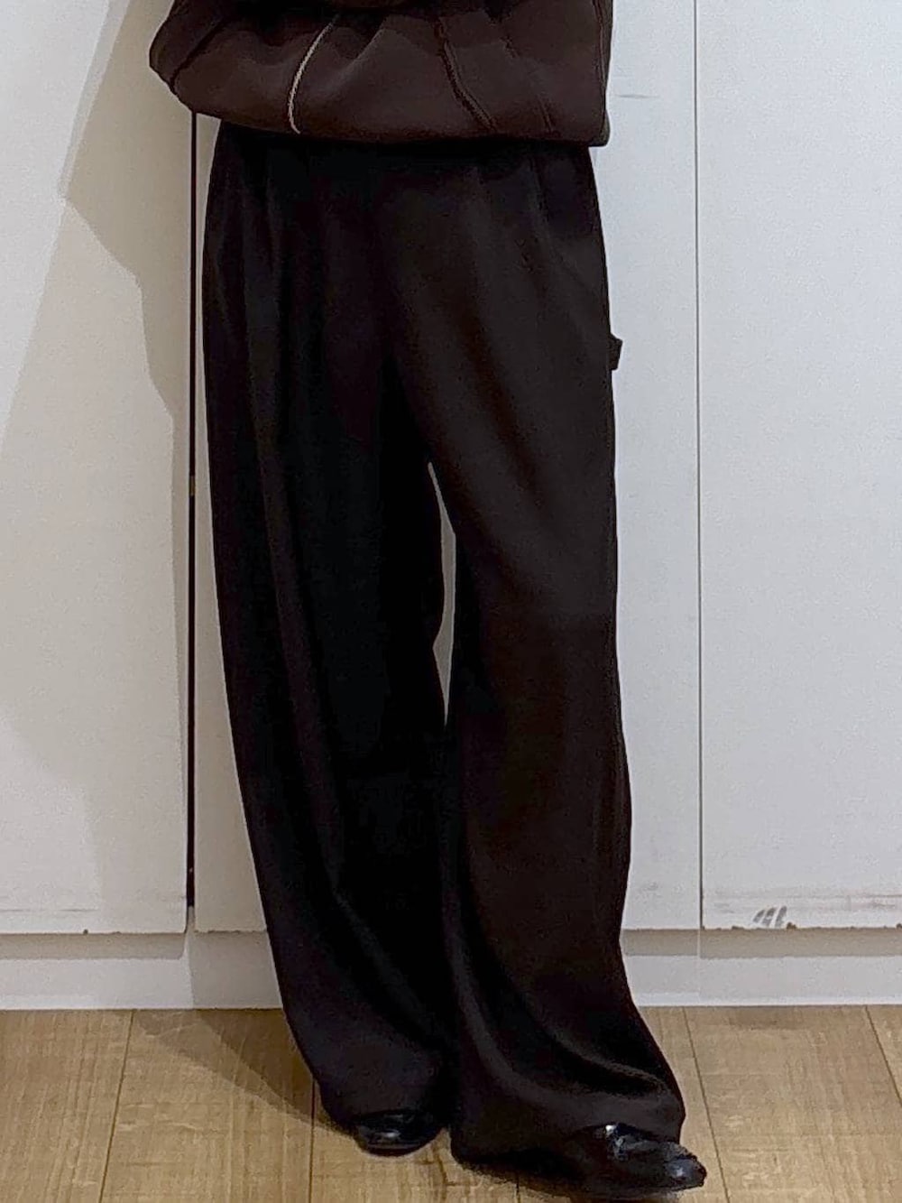 ブラック系のローファー、ブラウン系のブルゾン、ブラウン系のその他パンツを着用したレディースの冬コーディネートの5枚目の写真