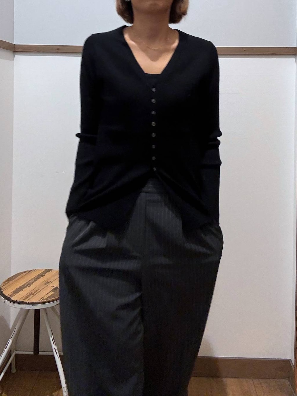 ブラック系のカーディガン/ボレロ、グレー系のその他パンツ、ブラック系のキャミソールを着用したレディースの秋コーディネートの3枚目の写真