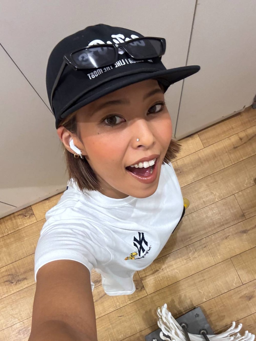その他のTシャツ/カットソー、ブラック系のその他パンツを着用したレディースの秋コーディネートの5枚目の写真