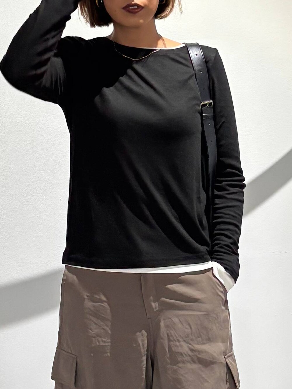 グリーン系のその他パンツ、ホワイト系のTシャツ/カットソー、ブラック系のTシャツ/カットソーを着用したレディースの秋コーディネートの4枚目の写真