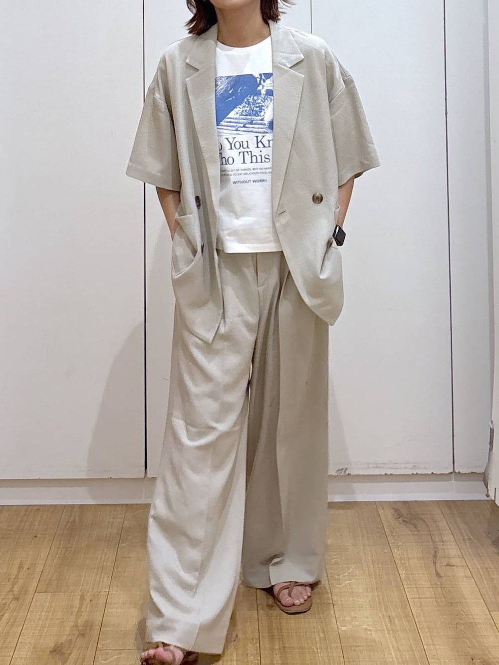 ベージュ系のテーラードジャケット、ベージュ系のその他パンツ、ホワイト系のTシャツ/カットソーを着用したレディースの春コーディネートの2枚目の写真