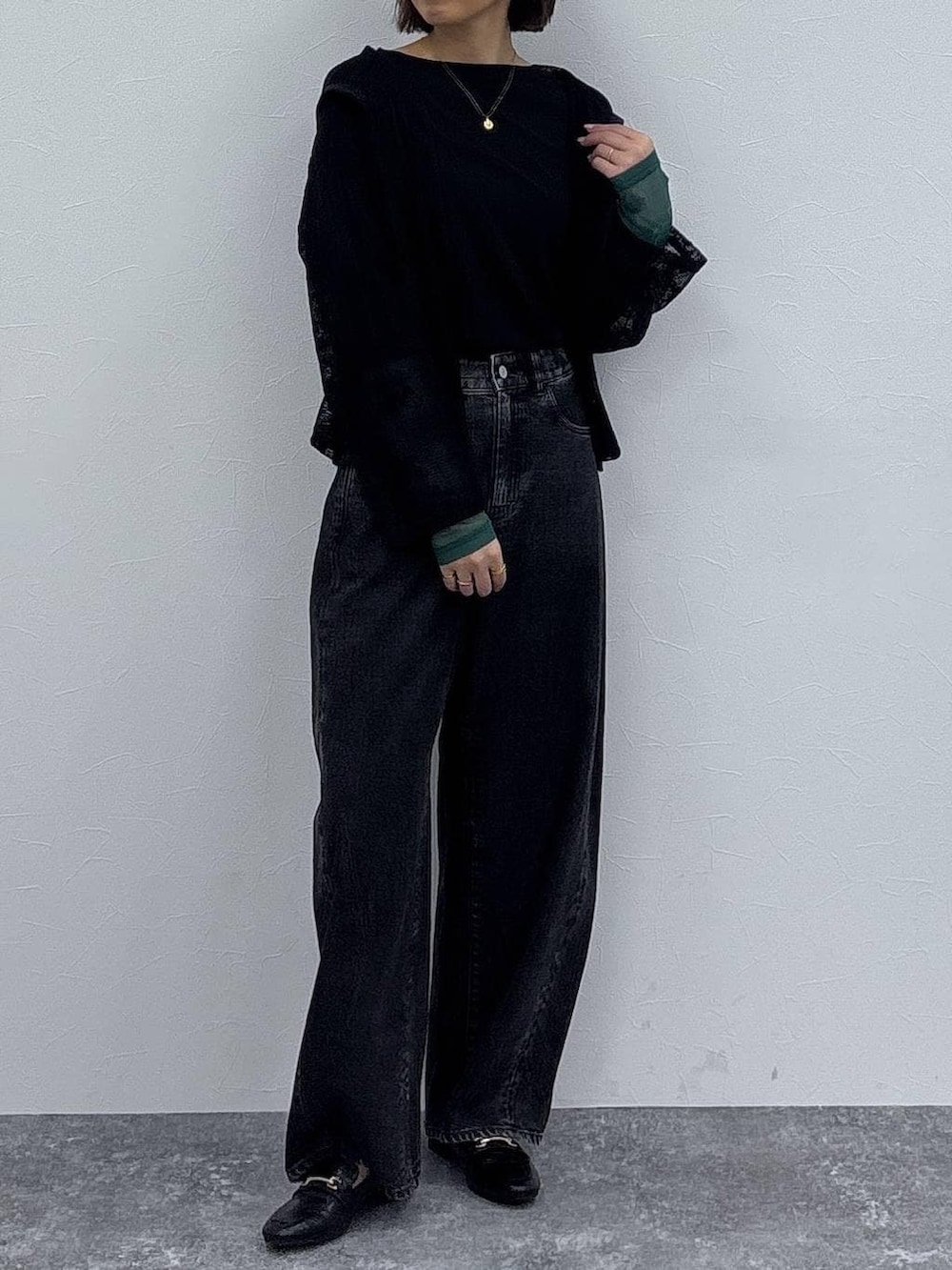 ブラック系のローファー、ブラック系のパーカー、ゴールド系のネックレスを着用したレディースの春コーディネートの3枚目の写真