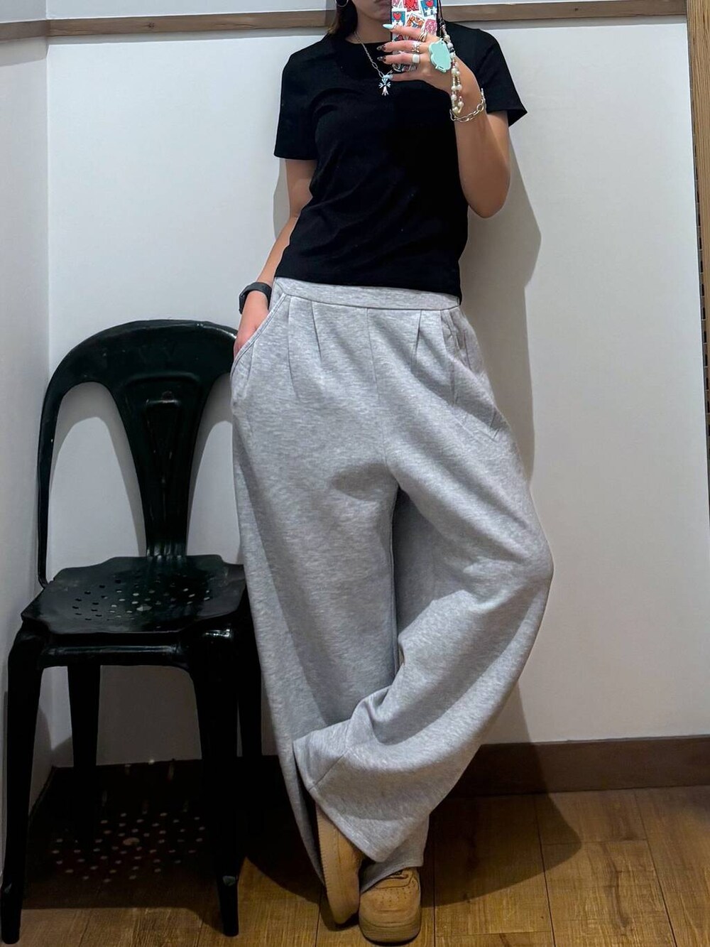 ブラック系のTシャツ/カットソー、グレー系のその他パンツを着用したレディースの夏コーディネートの3枚目の写真