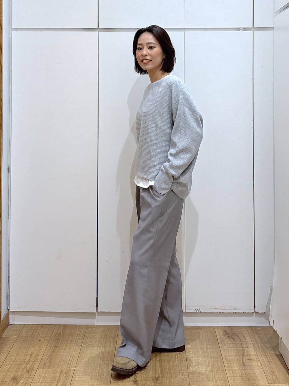 ベージュ系のローファー、グレー系のその他パンツ、ホワイト系のTシャツ/カットソーを着用したレディースの秋コーディネートの4枚目の写真