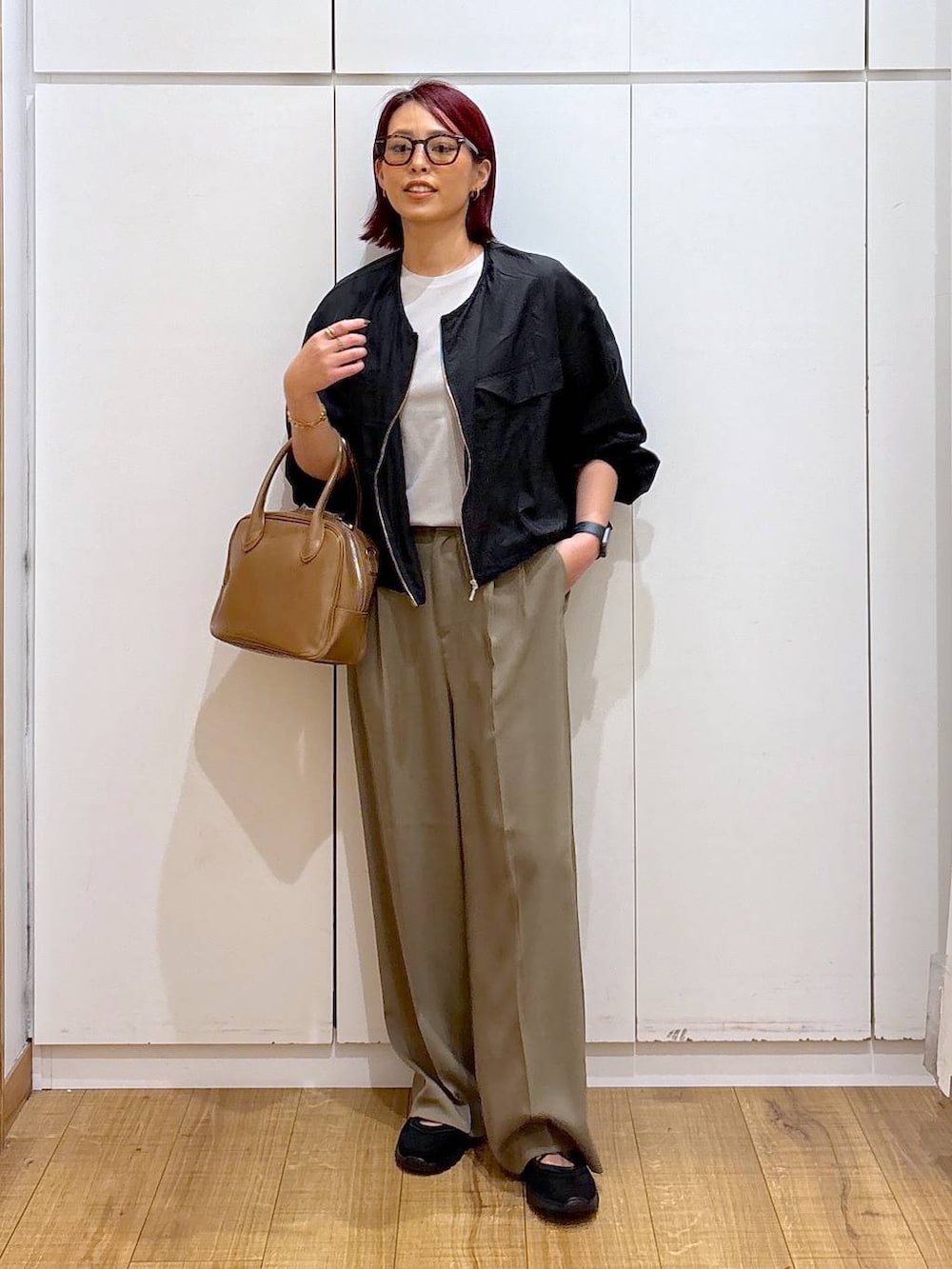 「体型カバー、高見え、高身長、ママコーデ、骨格ストレート、GLOBAL WORK、着痩せ・細見え」｜「GLOBAL WORKのスペ軽2WAYスクエアボストン/252305（ボストンバッグ、ベージュ系）」を使った、ココさん（レディース・165cm）の春コーディネートの2枚目の写真