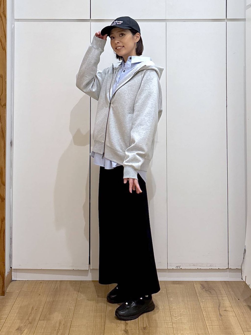 ブラック系のスニーカー、ブルー系のシャツ/ブラウス、ホワイト系のTシャツ/カットソーを着用したレディースの冬コーディネートの4枚目の写真