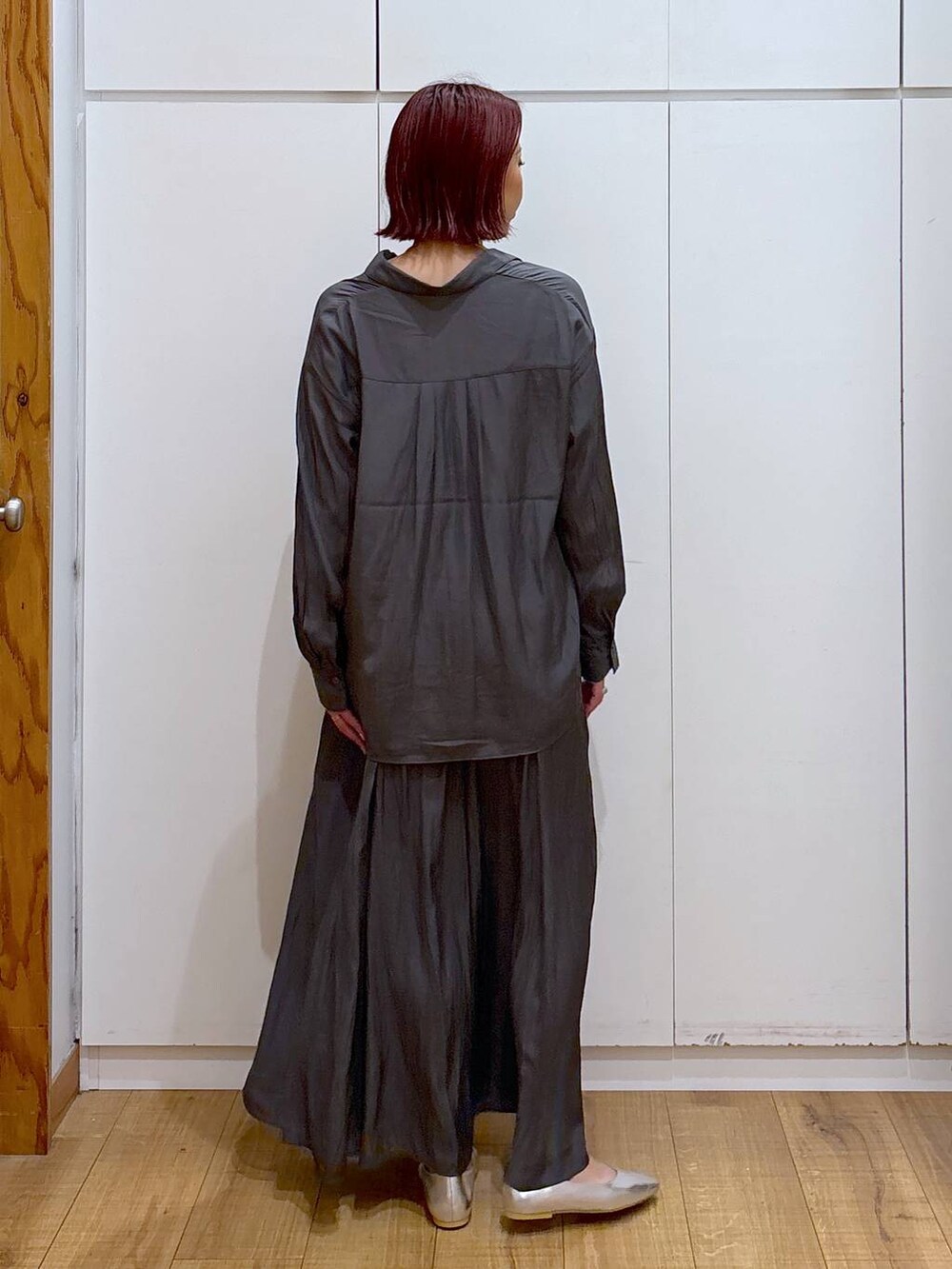 シルバー系のパンプス、ブラック系のシャツ/ブラウス、ブラック系のその他パンツを着用したレディースの春コーディネートの4枚目の写真