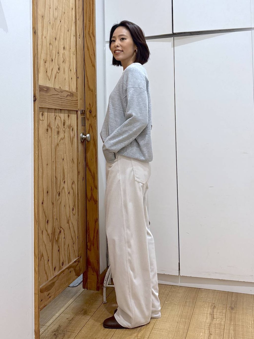 グレー系のその他パンツ、ブラウン系のブーツ、グレー系のニット/セーターを着用したレディースの秋コーディネートの3枚目の写真