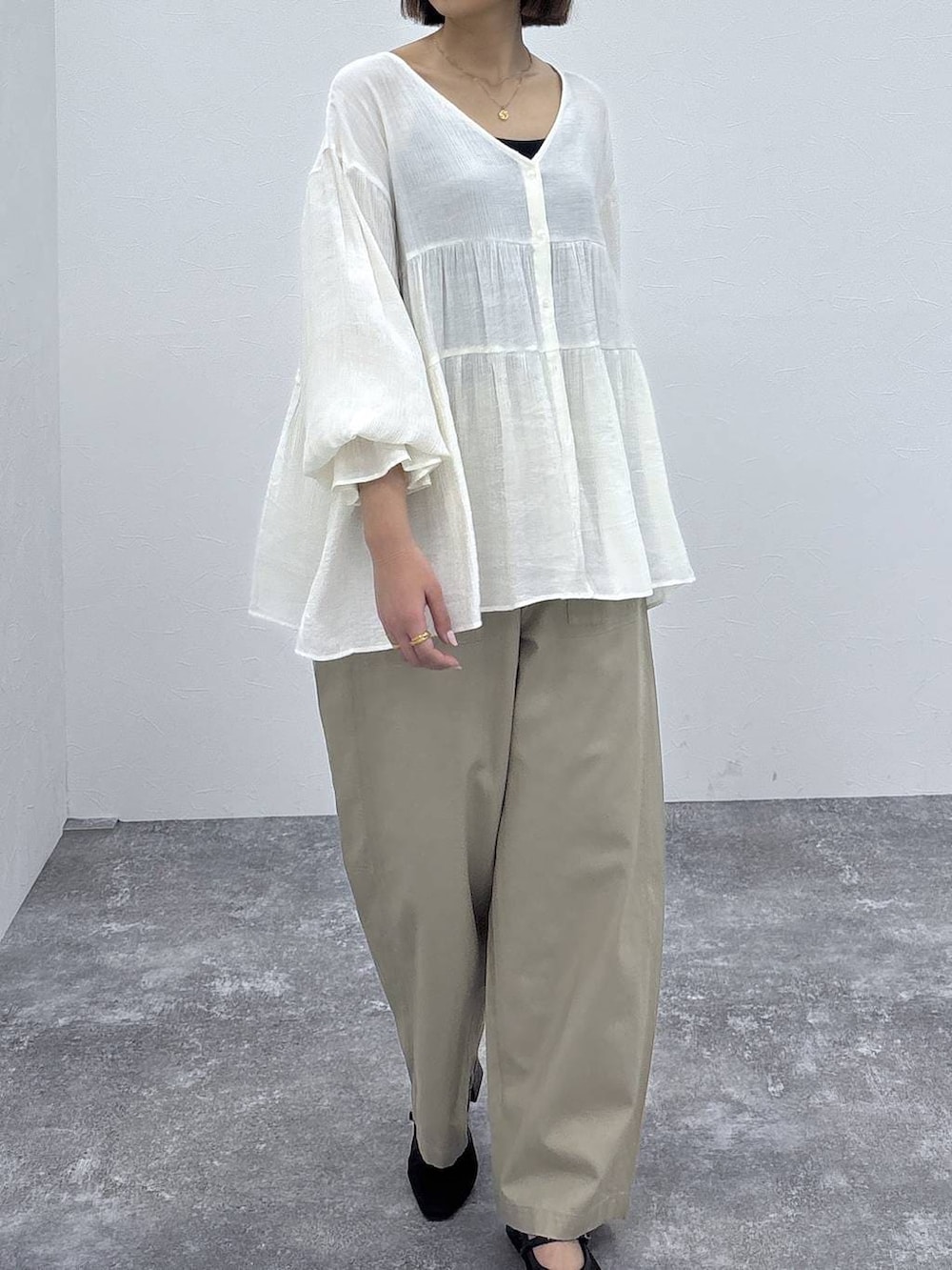 ブラック系のキャミソール、ベージュ系のその他パンツ、ブラック系のパンプスを着用したレディースの春コーディネートの3枚目の写真