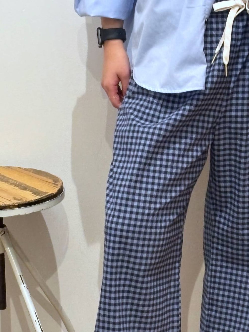 ブルー系のシャツ/ブラウス、ホワイト系のキャミソールを着用したレディースの春コーディネートの6枚目の写真