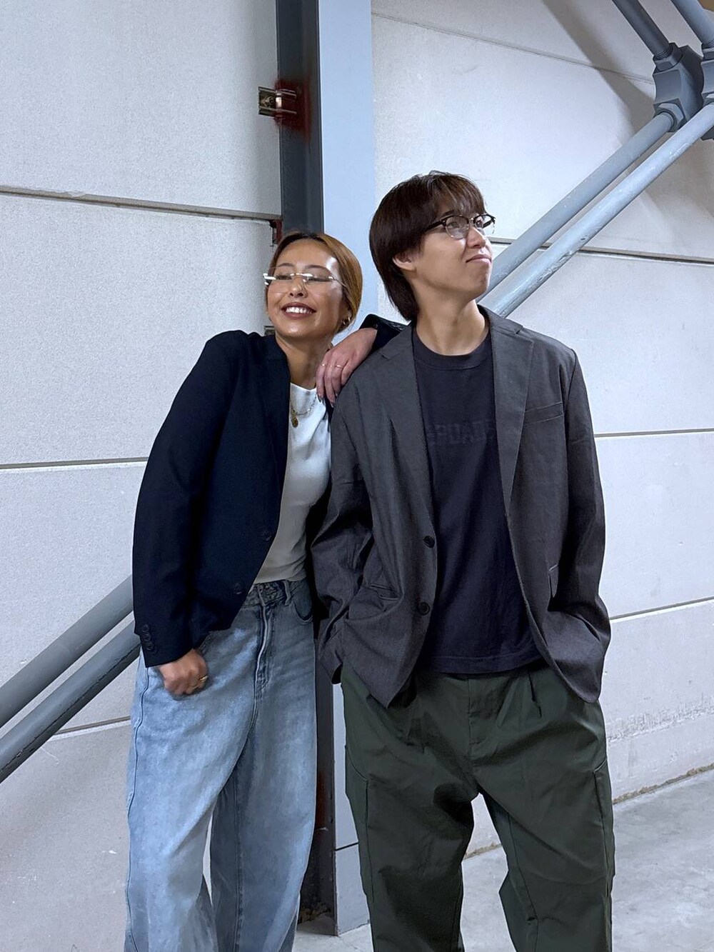 グリーン系のカーゴパンツ、ブルー系のデニムパンツ、ブラック系のTシャツ/カットソーを着用したレディースの秋コーディネートの3枚目の写真