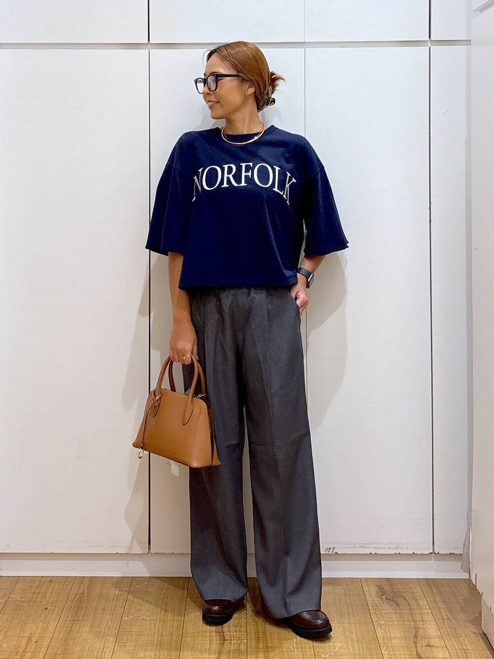 ブラウン系のローファー、ブラウン系のショルダーバッグ、ブルー系のTシャツ/カットソーを着用したレディースの秋コーディネートの2枚目の写真