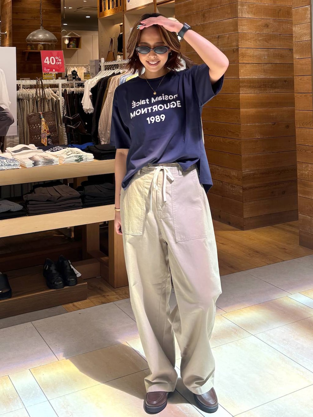 ブラウン系のローファー、ベージュ系のその他パンツ、ブルー系のTシャツ/カットソーを着用したレディースの春コーディネートの4枚目の写真