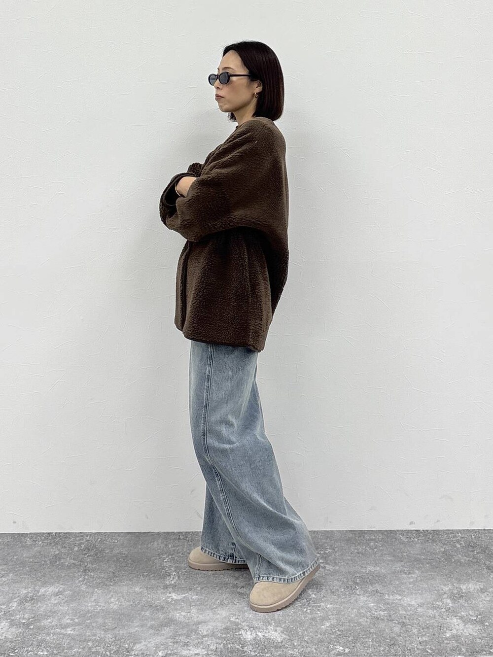 ホワイト系のニット/セーター、ブルー系のデニムパンツ、ブラウン系のノーカラージャケットを着用したレディースの冬コーディネートの6枚目の写真