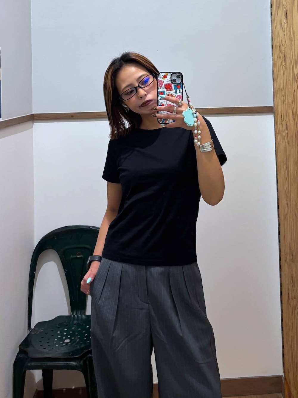 グレー系のその他パンツ、ブラック系のTシャツ/カットソーを着用したレディースの春コーディネートの2枚目の写真