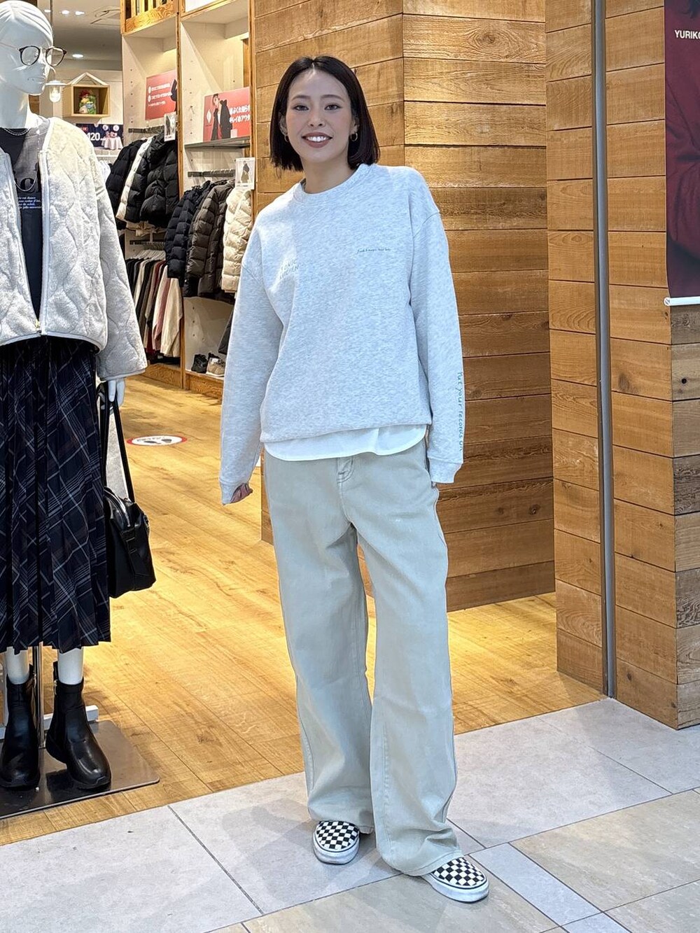 ホワイト系のブルゾン、ベージュ系のデニムパンツ、グレー系のスウェットを着用したレディースの秋コーディネートの8枚目の写真