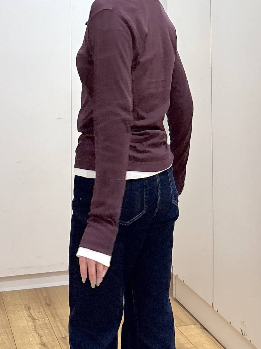 レッド系のTシャツ/カットソー、ホワイト系のTシャツ/カットソー、ブルー系のデニムパンツを着用したレディースの秋コーディネートの8枚目の写真