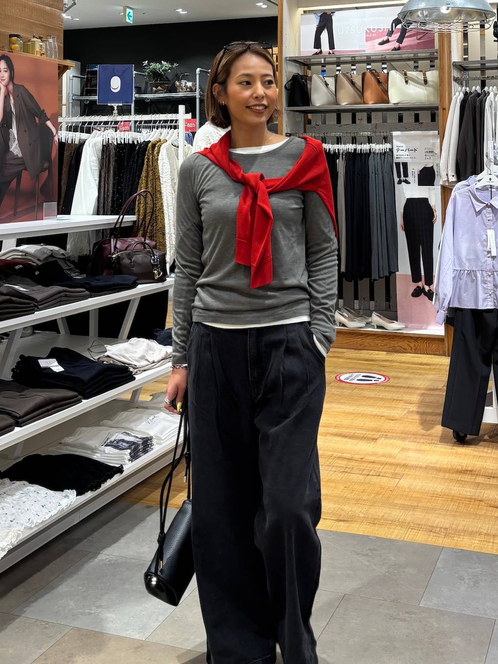 ブラック系のその他シューズ、レッド系のカーディガン/ボレロ、ホワイト系のTシャツ/カットソーを着用したレディースの秋コーディネートの6枚目の写真