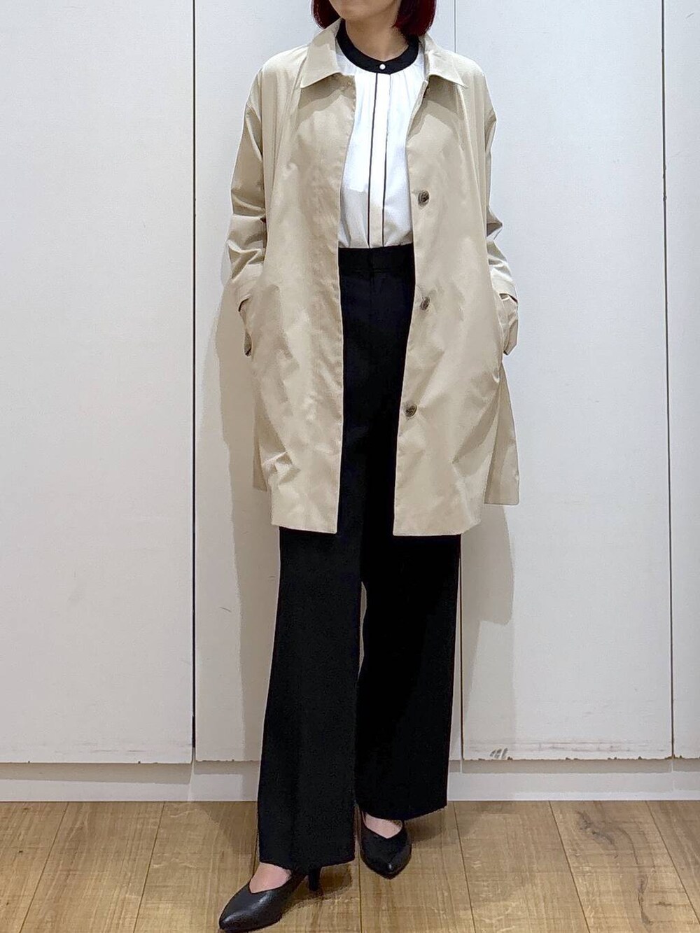 ブラック系のパンプス、ホワイト系のシャツ/ブラウス、ブラック系のスラックスを着用したレディースの春コーディネートの3枚目の写真