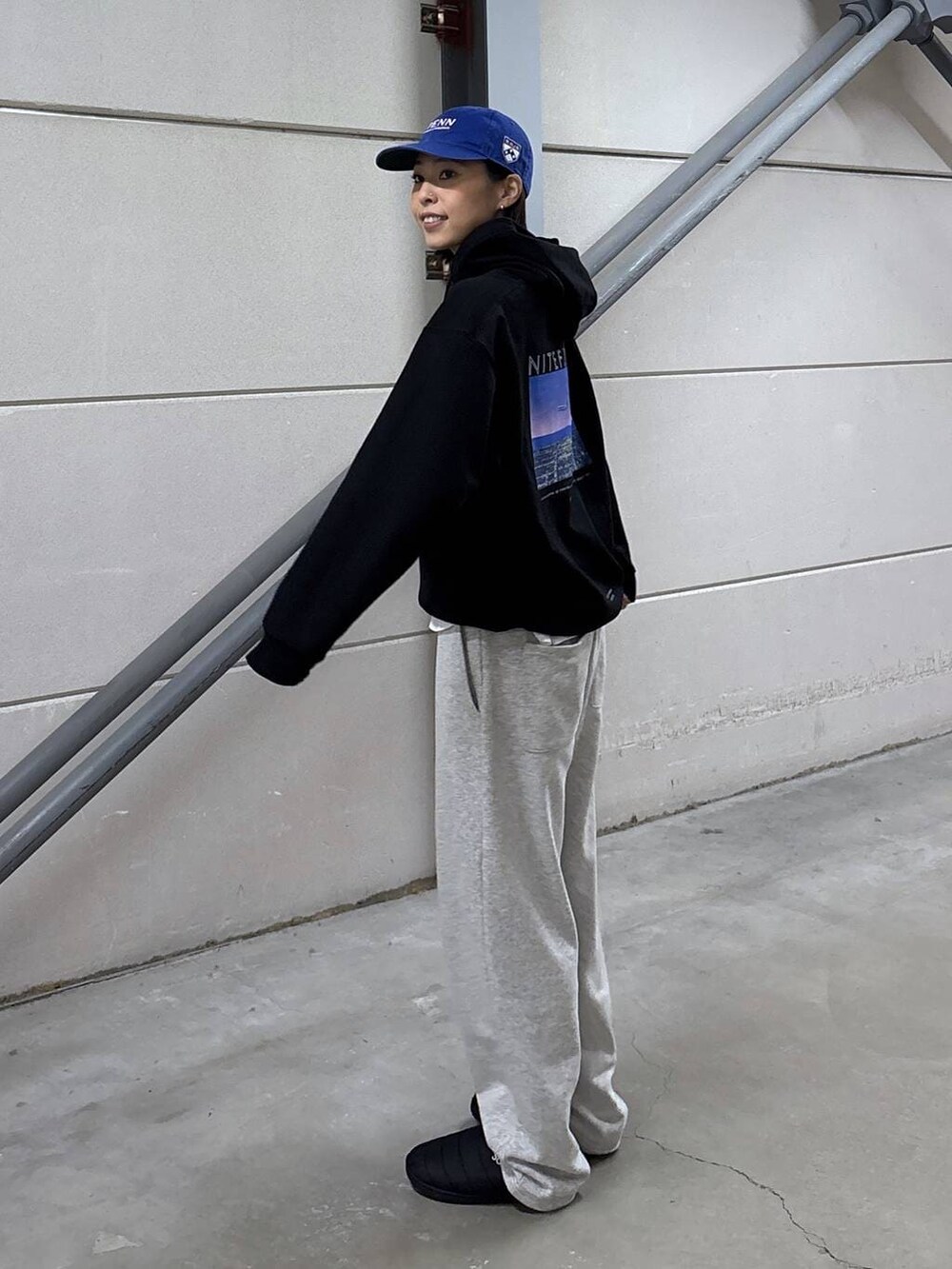 ホワイト系のTシャツ/カットソー、ブラック系のTシャツ/カットソー、ブルー系のハットを着用したレディースの冬コーディネートの4枚目の写真