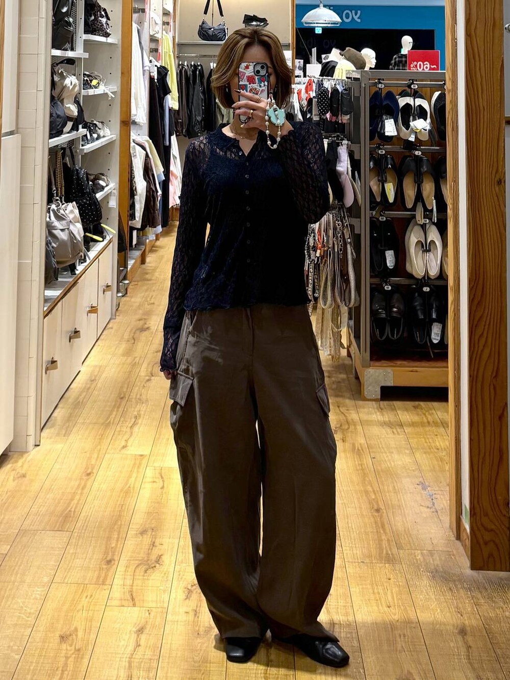グリーン系のその他パンツ、ブルー系のシャツ/ブラウス、ブラック系のキャミソールを着用したレディースの秋コーディネートの6枚目の写真