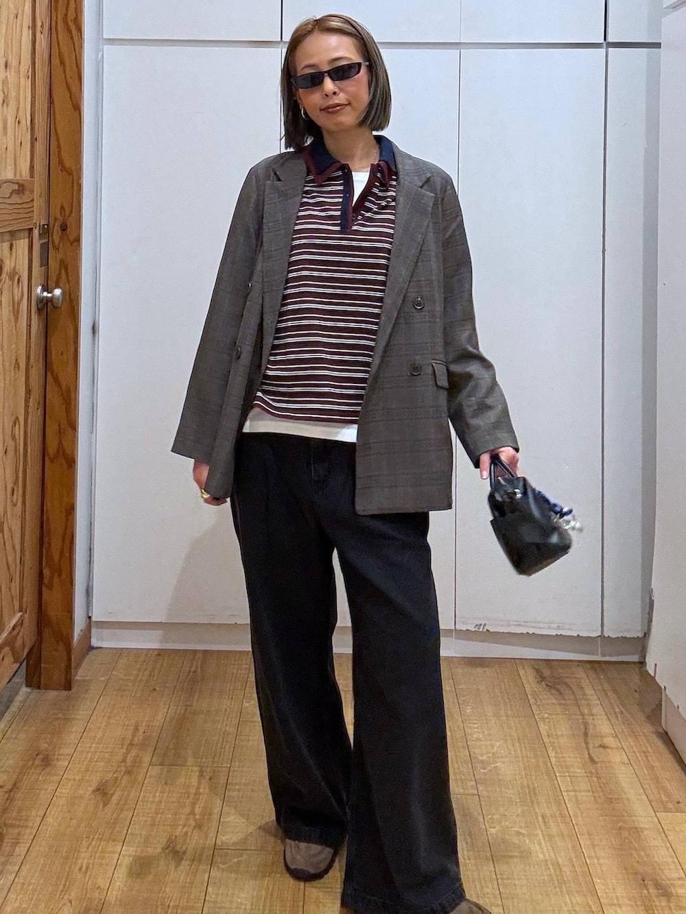 レッド系のTシャツ/カットソー、ホワイト系のTシャツ/カットソー、ブラック系のボストンバッグを着用したレディースの秋コーディネートの3枚目の写真