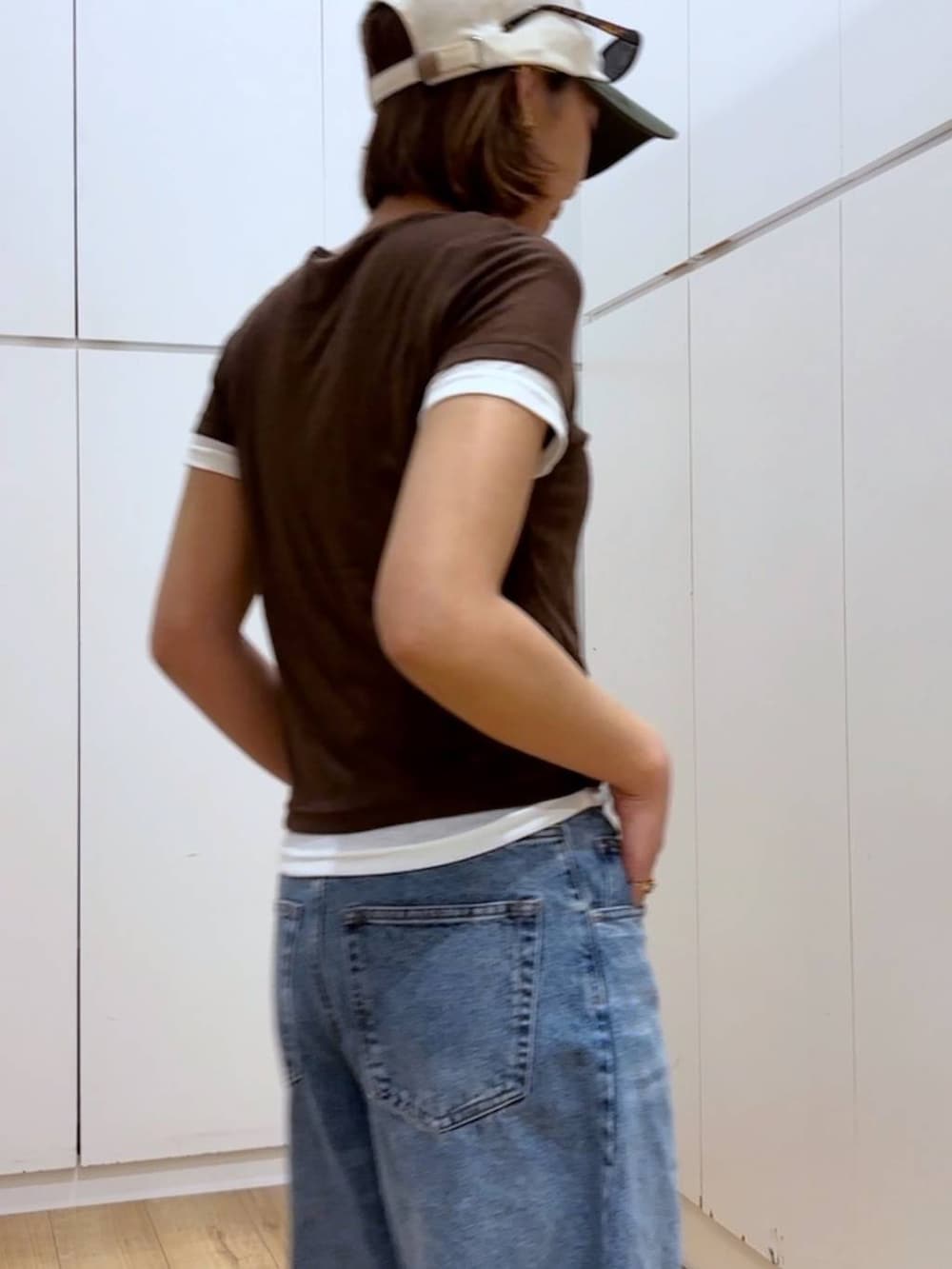 ブルー系のデニムパンツ、ブラウン系のTシャツ/カットソーを着用したレディースの春コーディネートの5枚目の写真